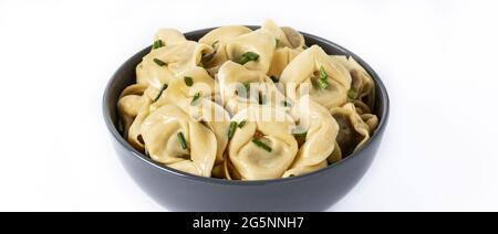 Boulettes Pelmeni isolées sur fond blanc. Cuisine russe typique Banque D'Images
