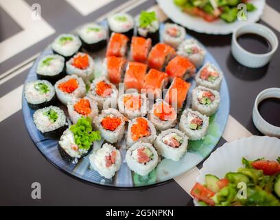 Faire des sushis et des petits pains à la maison. Sushi aux fruits de mer et au riz blanc Banque D'Images