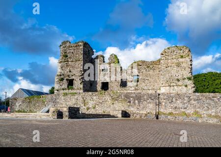 Les ruines du château de Manorhamilton, érigé en 1634 par Sir Frederick Hamilton - Comté de Leitrim, Irlande. Banque D'Images