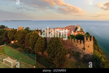 Photo panoramique sur la vieille ville de piran en Slovénie les lumières du matin dans cette péninsule avec le Campanile Zvonik Bell Tower ce qui est le point de repère Banque D'Images