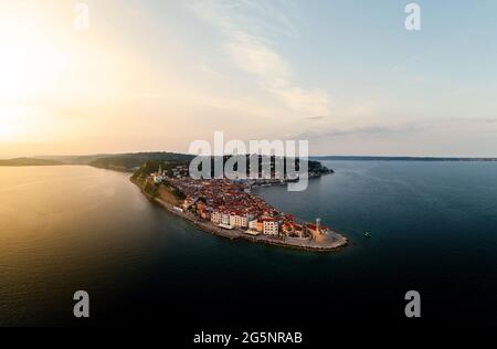 Photo panoramique sur la vieille ville de piran en Slovénie les lumières du matin dans cette péninsule avec le Campanile Zvonik Bell Tower ce qui est le point de repère Banque D'Images