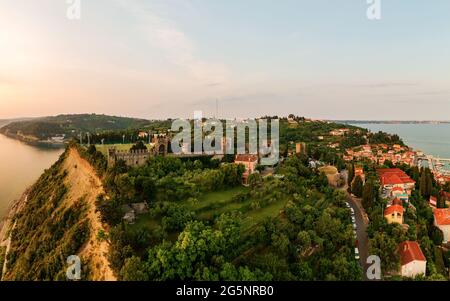 Photo panoramique sur la vieille ville de piran en Slovénie les lumières du matin dans cette péninsule avec le Campanile Zvonik Bell Tower ce qui est le point de repère Banque D'Images