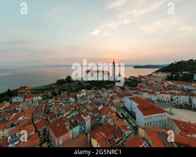 Photo panoramique sur la vieille ville de piran en Slovénie les lumières du matin dans cette péninsule avec le Campanile Zvonik Bell Tower ce qui est le point de repère Banque D'Images