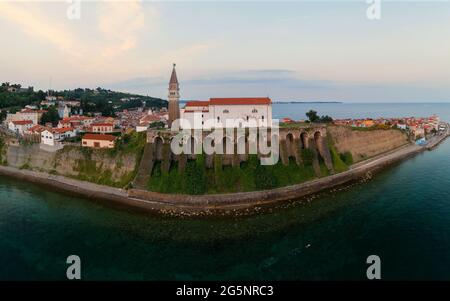 Photo panoramique sur la vieille ville de piran en Slovénie les lumières du matin dans cette péninsule avec le Campanile Zvonik Bell Tower ce qui est le point de repère Banque D'Images