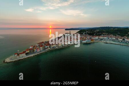 Photo panoramique sur la vieille ville de piran en Slovénie les lumières du matin dans cette péninsule avec le Campanile Zvonik Bell Tower ce qui est le point de repère Banque D'Images