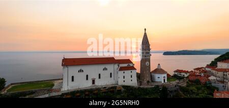 Photo panoramique sur la vieille ville de piran en Slovénie les lumières du matin dans cette péninsule avec le Campanile Zvonik Bell Tower ce qui est le point de repère Banque D'Images