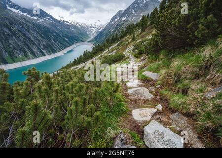 Belle vue sur Schlegeis Stausee sur le sentier de randonnée de montagne. Zillertal, Autriche, Europe Banque D'Images