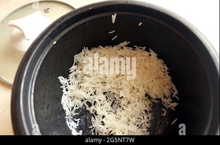 Froid laissé au-dessus du riz dans une casserole de cuiseur à riz Banque D'Images