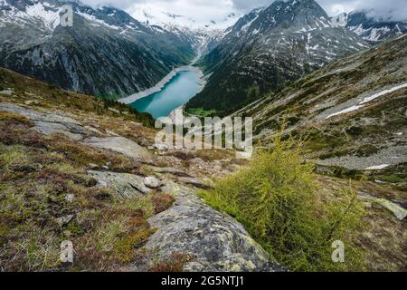 Belle vue de haut en bas de Schlegeis Stausee et les alpes autour de la montagne. Zillertal, Autriche, Europe Banque D'Images