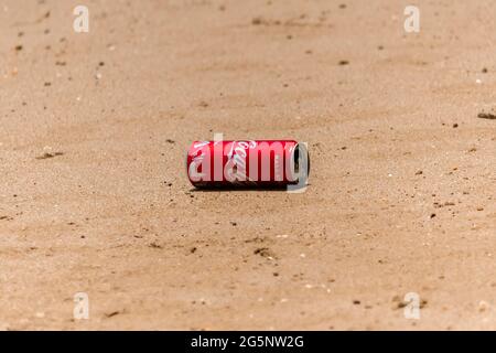 Gros plan sur une boîte de Coca Cola CAN sur la plage de sable blanc en Malaisie Banque D'Images