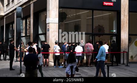 MILANO - ITALIE - 26 JUIN 2021 : personnes en file d'attente attendant d'entrer dans un magasin dans une rue du centre de Milan. Banque D'Images