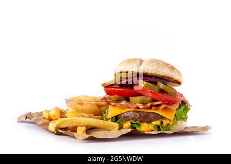 Hamburger de bœuf avec fromage, bacon et frites isolées sur fond blanc Banque D'Images