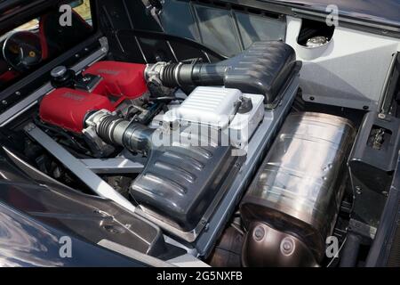 Gros plan de la baie des moteurs d'une Ferrari F360 Challenge Stradale 2001, exposé au London Classic car Show 2021 Banque D'Images