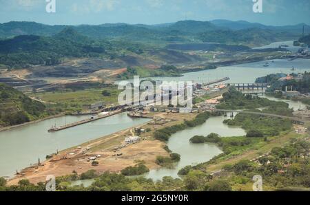 Vue aérienne des écluses de Miraflores sur le canal de Panama Banque D'Images