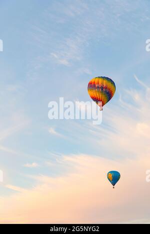 Deux ballons d'air chaud dans le ciel Banque D'Images