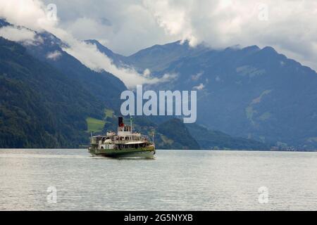 PS Lötschberg (construite en 1914 par Escher-Wyss, Zurich) sur le Brienzersee, près de Brienz, canton de Berne, Suisse Banque D'Images