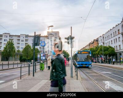 BUDAPEST, HONGRIE - 23 OCTOBRE 2020: Vue sur la circulation et les personnes qui attendent le bus et le tram sur la place Szell Kalman ter en Hongrie, Bucap Banque D'Images