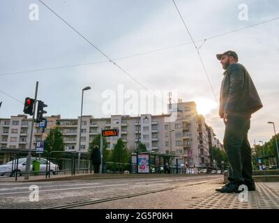 BUDAPEST, HONGRIE - 23 OCTOBRE 2020: Vue sur la circulation et les personnes qui attendent le bus et le tram sur la place Szell Kalman ter en Hongrie, Bucap Banque D'Images