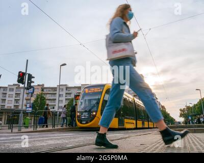 BUDAPEST, HONGRIE - 23 OCTOBRE 2020: Vue sur la circulation et les personnes qui attendent le bus et le tram sur la place Szell Kalman ter en Hongrie, Bucap Banque D'Images