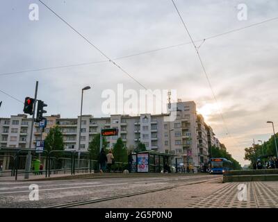 BUDAPEST, HONGRIE - 23 OCTOBRE 2020: Vue sur la circulation et les personnes qui attendent le bus et le tram sur la place Szell Kalman ter en Hongrie, Bucap Banque D'Images