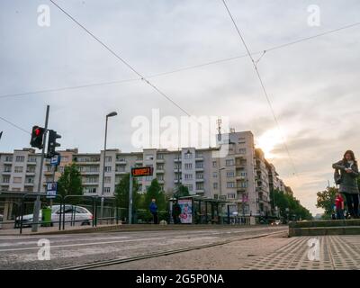 BUDAPEST, HONGRIE - 23 OCTOBRE 2020: Vue sur la circulation et les personnes qui attendent le bus et le tram sur la place Szell Kalman ter en Hongrie, Bucap Banque D'Images