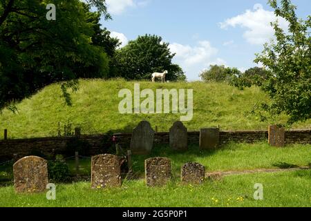 Castle Hill de St. James churchyard, Sulgrave, Northamptonshire, Angleterre, Royaume-Uni Banque D'Images
