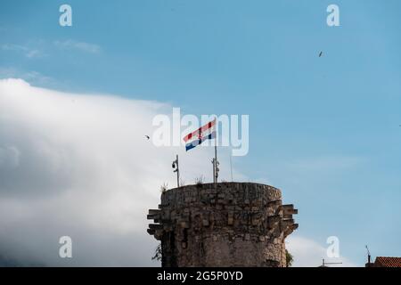 Drapeau croate sur une tour en pierre Banque D'Images