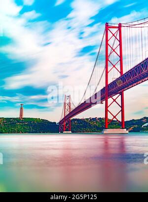 Photographie panoramique du pont de 25 de Abril dans la ville de Lisbonne au-dessus du fleuve Tajo.Paysage de Lisbonne au coucher du soleil Banque D'Images