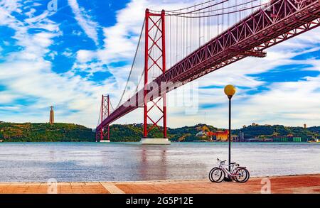 Photographie panoramique du pont de 25 de Abril dans la ville de Lisbonne au-dessus du fleuve Tajo.Paysage de Lisbonne au coucher du soleil Banque D'Images