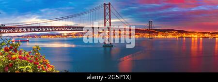 Photographie panoramique du pont de 25 de Abril dans la ville de Lisbonne au-dessus du fleuve Tajo. Banque D'Images