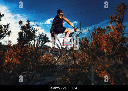 Sports extrêmes.vélo de montagne et homme.style de vie, loisirs et loisirs sport extrême en plein air.vélo de montagne.Sport et vie saine Banque D'Images