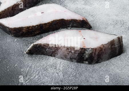 Steaks de poisson et filet de poisson de mer congelés, sur fond de table en pierre grise Banque D'Images