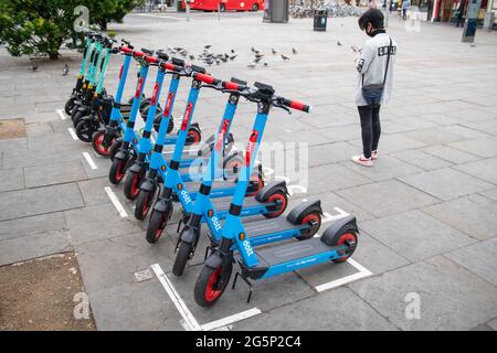 Vue générale des scooters électroniques exploités par Dott, Lime et Tier à un point de location E-Scooter à Kensington, ouest de Londres Date de la photo : mardi 29 juin 2021. Banque D'Images