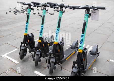 Vue générale des trottinettes E exploitées par Tier à un point de location E-Scooter à Kensington, ouest de Londres Date de la photo : mardi 29 juin 2021. Banque D'Images