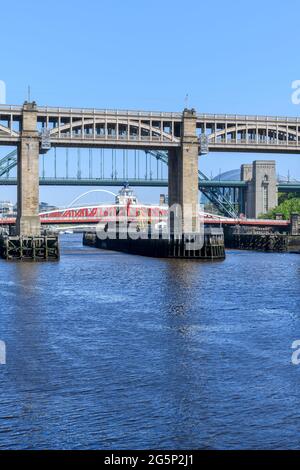 Trois ponts reliant Newcastle et Gateshead : Tyne, Swing et le pont de haut niveau avec deux ponts pour piétons, bus et trains. Banque D'Images