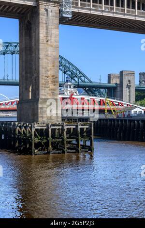 Trois ponts reliant Newcastle et Gateshead : Tyne, Swing et le pont de haut niveau avec deux ponts pour piétons, bus et trains. Banque D'Images