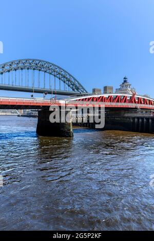 Trois ponts reliant Newcastle et Gateshead : Tyne, Swing et le pont de haut niveau avec deux ponts pour piétons, bus et trains. Banque D'Images