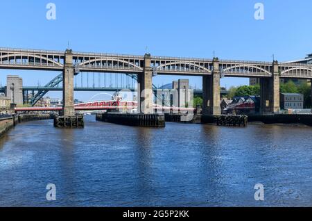 Trois ponts reliant Newcastle et Gateshead : Tyne, Swing et le pont de haut niveau avec deux ponts pour piétons, bus et trains. Banque D'Images