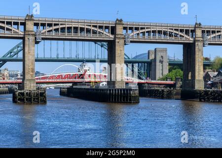 Trois ponts reliant Newcastle et Gateshead : Tyne, Swing et le pont de haut niveau avec deux ponts pour piétons, bus et trains. Banque D'Images