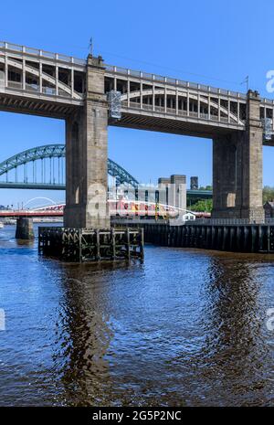 Trois ponts reliant Newcastle et Gateshead : Tyne, Swing et le pont de haut niveau avec deux ponts pour piétons, bus et trains. Banque D'Images