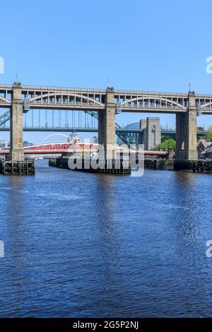 Trois ponts reliant Newcastle et Gateshead : Tyne, Swing et le pont de haut niveau avec deux ponts pour piétons, bus et trains. Banque D'Images