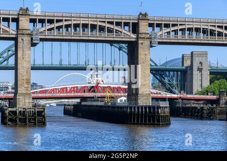 Trois ponts reliant Newcastle et Gateshead : Tyne, Swing et le pont de haut niveau avec deux ponts pour piétons, bus et trains. Banque D'Images