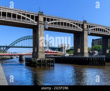 Trois ponts reliant Newcastle et Gateshead : Tyne, Swing et le pont de haut niveau avec deux ponts pour piétons, bus et trains. Banque D'Images