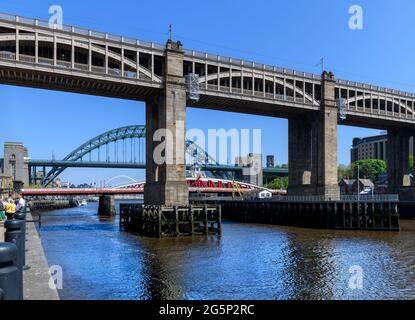 Trois ponts reliant Newcastle et Gateshead : Tyne, Swing et le pont de haut niveau avec deux ponts pour piétons, bus et trains. Banque D'Images