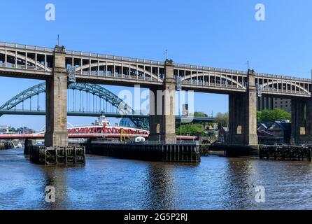 Trois ponts reliant Newcastle et Gateshead : Tyne, Swing et le pont de haut niveau avec deux ponts pour piétons, bus et trains. Banque D'Images