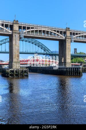 Trois ponts reliant Newcastle et Gateshead : Tyne, Swing et le pont de haut niveau avec deux ponts pour piétons, bus et trains. Banque D'Images