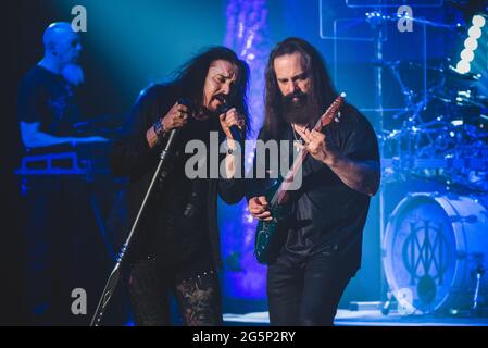 AUDITORIUM LINGOTTO, TURIN, ITALIE : James Labrie et John Petrucci, chanteur et guitariste du groupe américain progressif de métal Dream Theatre, en direct sur scène pour la tournée “Images, Words and Beyond” à Turin. Banque D'Images