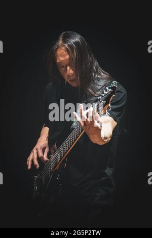 AUDITORIUM LINGOTTO, TURIN, ITALIE: John Myung, bassiste du groupe américain progressif de métal Dream Theatre, en scène pour la tournée “Images, Words and Beyond” à Turin. Banque D'Images