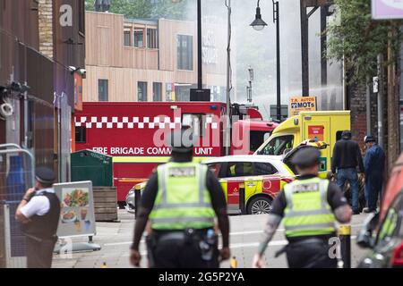 Les pompiers et la police s'attaquent à un incendie près de la gare de l'éléphant et du château, tandis qu'un garage sous les arches s'allume le 28 juin 2021 Banque D'Images