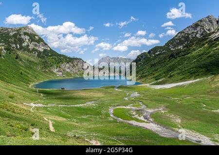 Vue panoramique sur une vallée alpine avec le lac Tappenkar en Autriche. Journée d'été ensoleillée dans les montagnes. Alpes autrichiennes à Salzbourg Banque D'Images